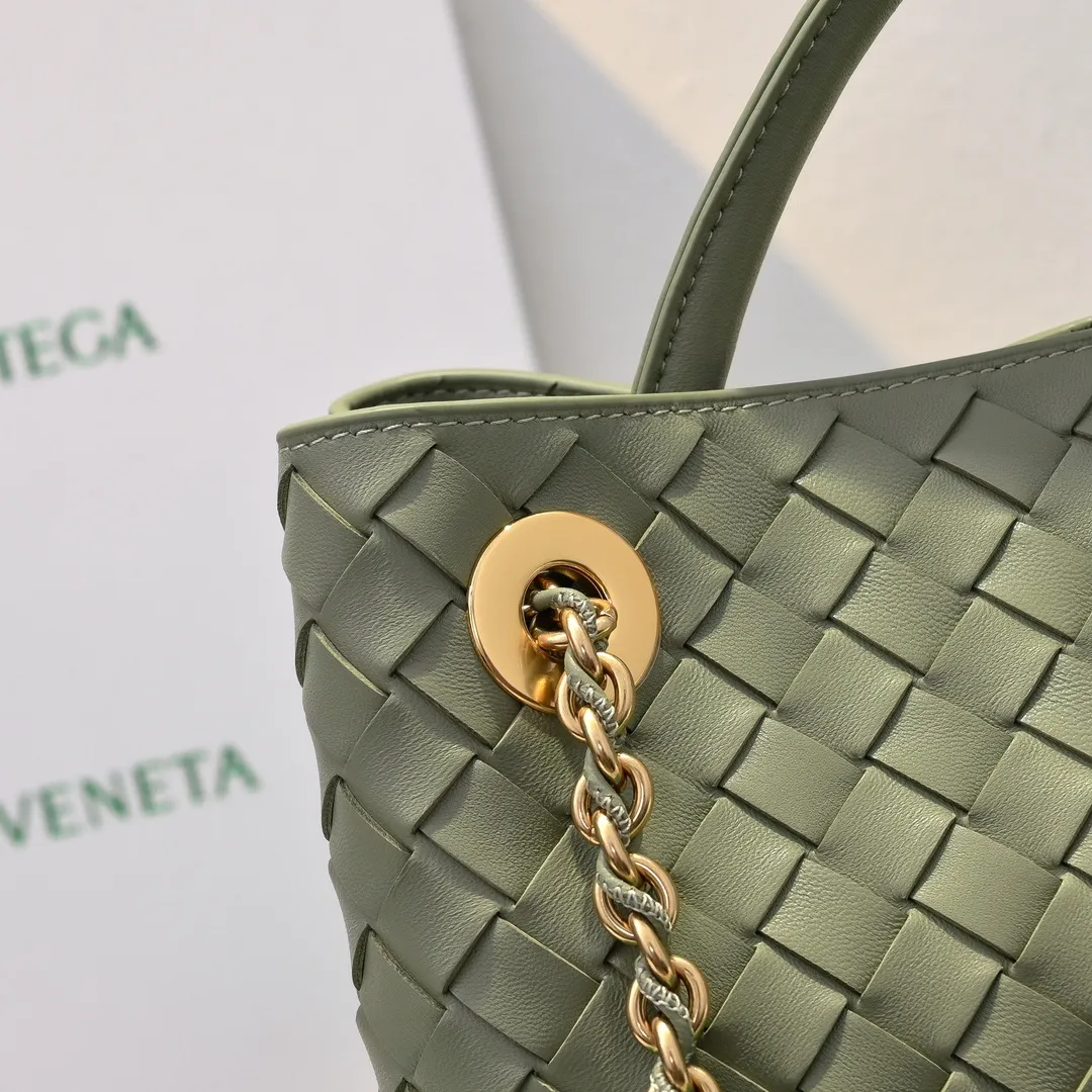Batch 2460 BOTTEGA VENETA 2024 spring and summer new small ANDIAMO chain bag is also available! 🔥🔥I believe many friends have been waiting for a long time. The metallic chain adds a touch of sophistication to the original softness and elegance of Andiamo. The collision of classic craftsmanship and elegance creates a different kind of beauty. Style number: 6009 Size: 32*24*12cm